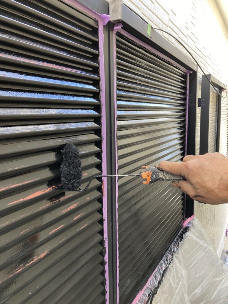 雨戸の上塗り仕上げ中の写真