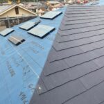 軒先から葺いていく