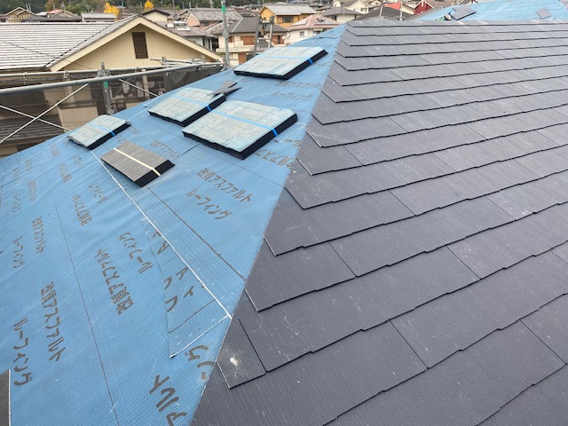 新しい屋根材を設置