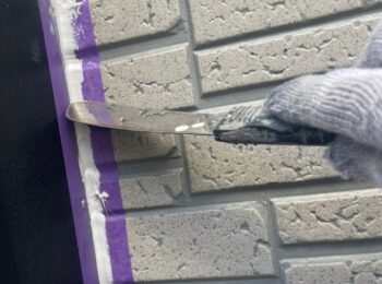 シーリング打ち替え工事(シーリングのをヘラで押さえる)