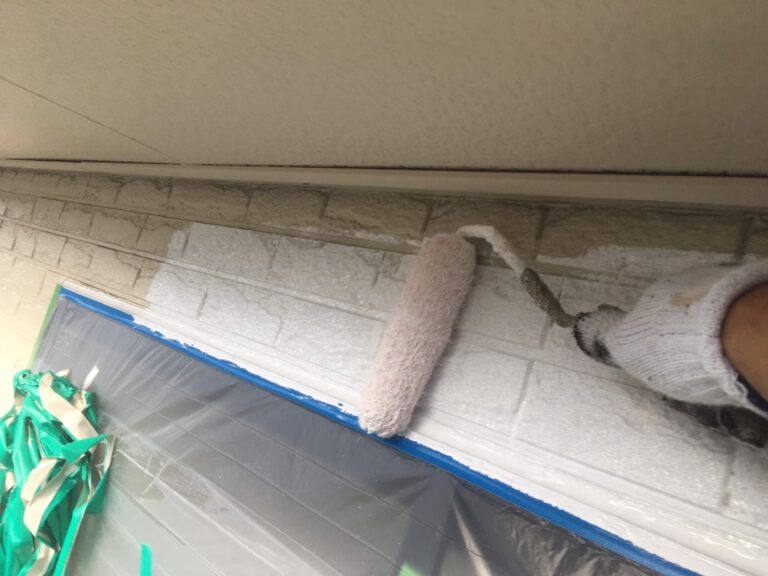 外壁塗装 下塗り ローラー手塗り作業 サイディングの目地や凹凸にしっかり塗料を入れている手元