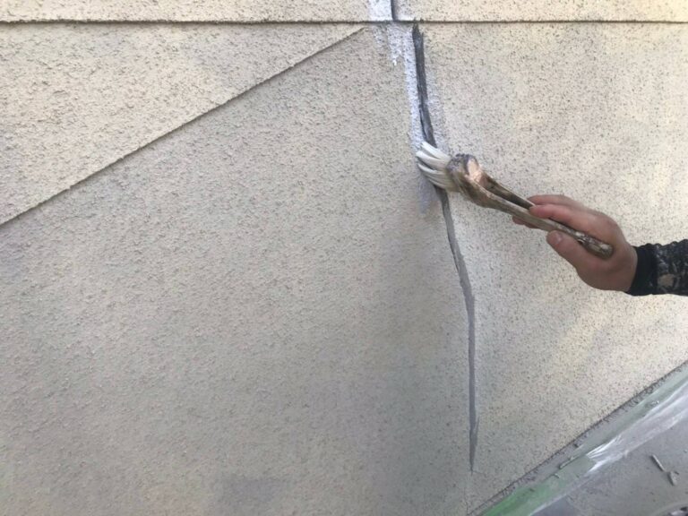 外壁ひび割れ補修 プライマー塗布中の溝