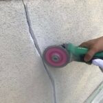 名張市 外壁塗装 ひび割れ補修 Vカット工法 サンダー作業