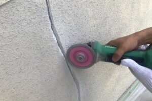 名張市 外壁塗装 ひび割れ補修 Vカット工法 サンダー作業