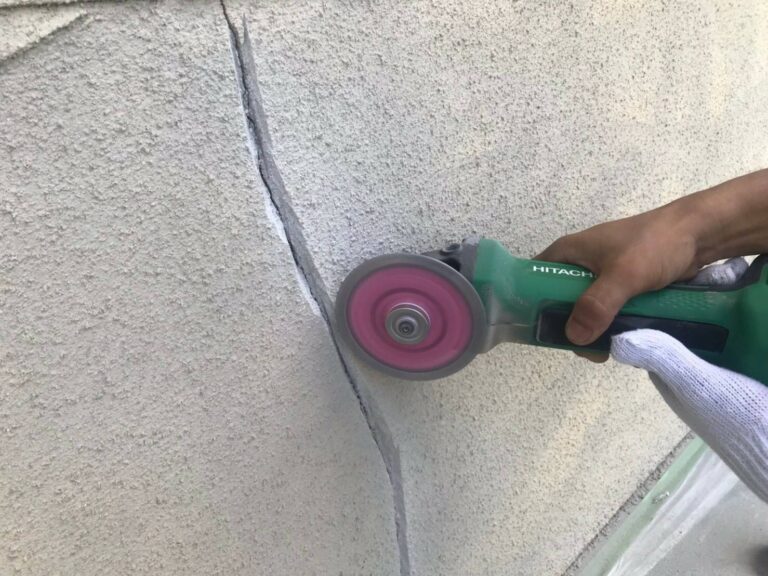 名張市 外壁塗装 ひび割れ補修 Vカット工法 サンダー作業