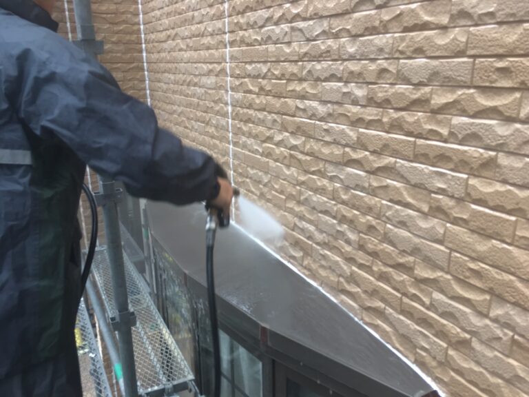 伊賀市I様邸の外壁高圧洗浄作業。プロ仕様の高水圧で、長年蓄積した汚れやコケを根こそぎ洗い流している様子