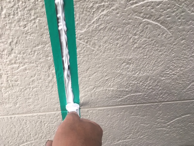 シーリング材をヘラで押さえる