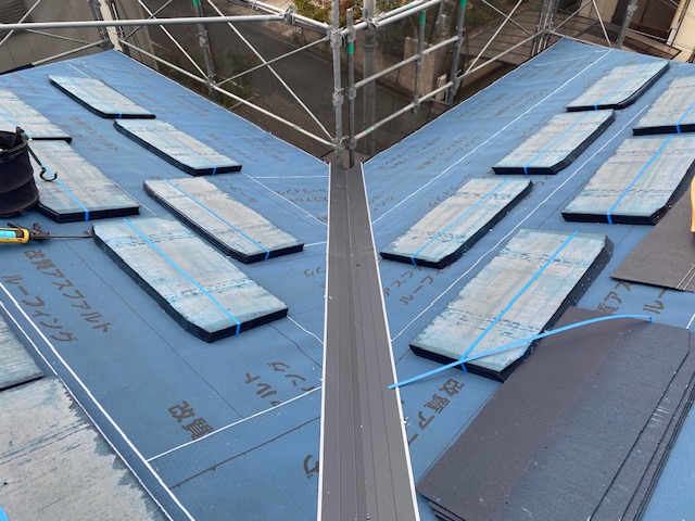 谷板金の取り付けが完了した様子