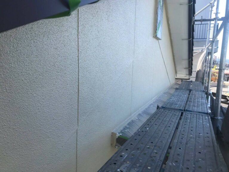 名張市のモルタル外壁塗装で上塗りを行い美観と耐久性を高める様子