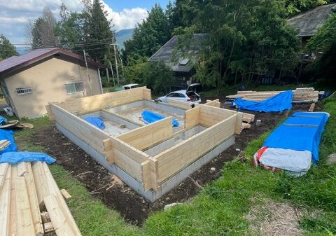 壁組立の様子(写真2)