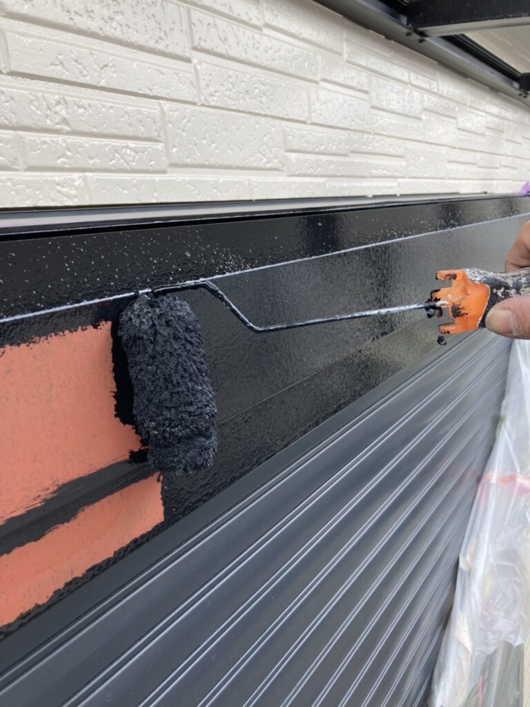 雨戸の中塗り作業中の写真