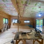 天井一面にグラスウール断熱材を入れている様子（全景）