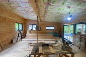 天井一面にグラスウール断熱材を入れている様子（全景）