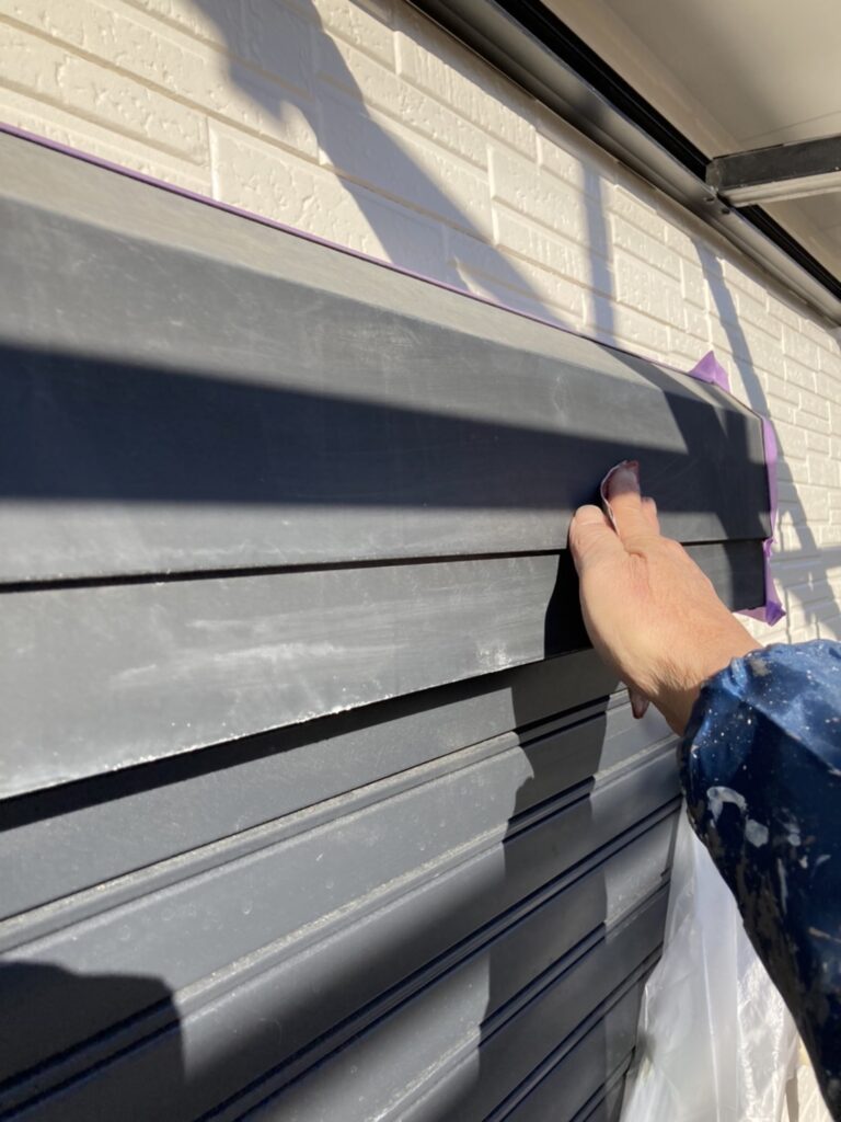 雨戸のケレン作業(サンドペーパーによる研磨)