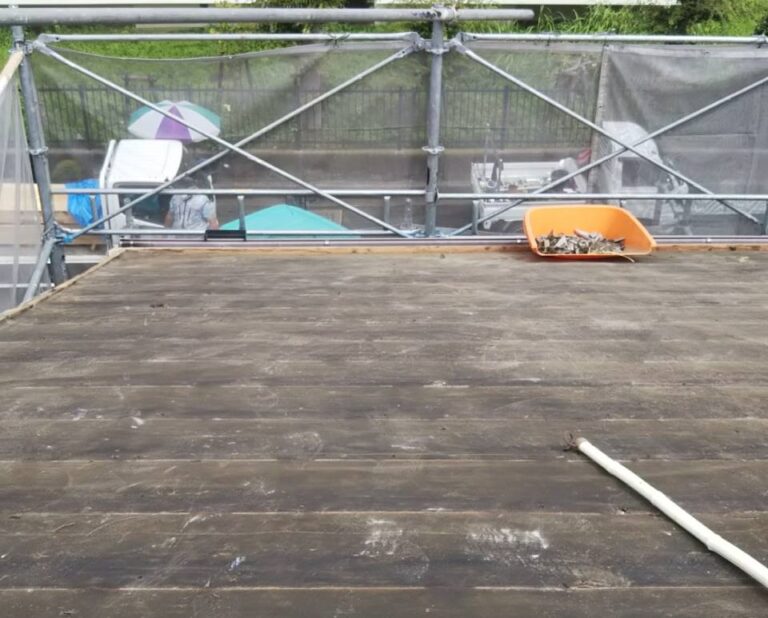 名張市S様の屋根工事の続き セメント瓦捲った後