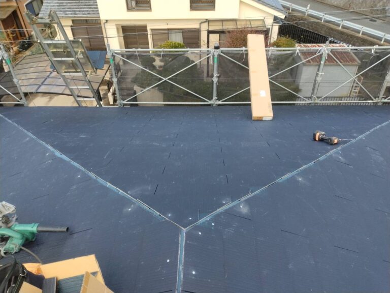 屋根全体に新しい屋根材が敷き詰められた状態