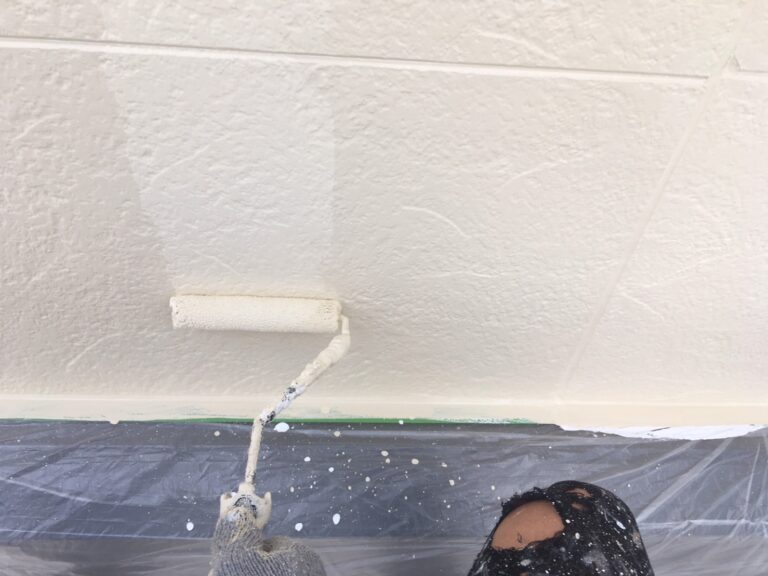 伊賀市I様邸 外壁塗装 上塗り 天井付近のローラー作業