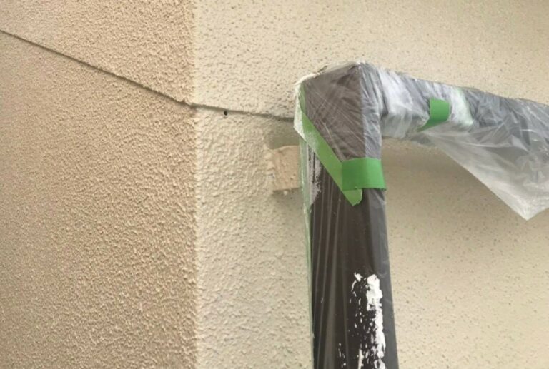 名張市S様邸のモルタル壁に上塗りを施工する外壁塗装の仕上げ工程