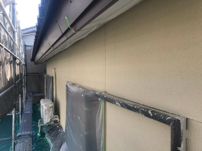 上塗り完了後の名張市S様邸モルタル外壁 外壁塗装で明るく美しく仕上がった様子