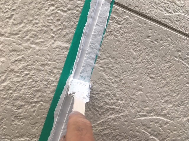 シーリング材をヘラで押さえる