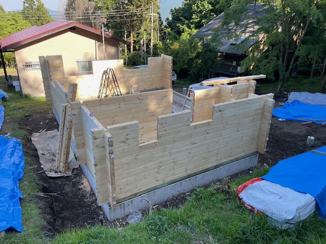 壁組立の様子(写真5)