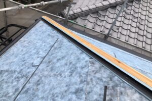 伊賀市T様　屋根工事　重ね張り　棟の下地材・水切りの設置