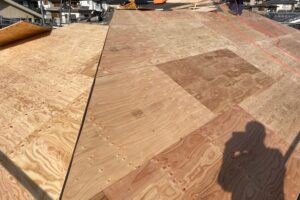 コンパネを敷き詰めた屋根下地の様子２