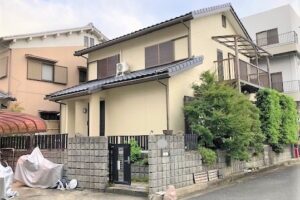 【名張市】ひび割れのモルタル壁をVカット修復＆厚塗り塗装