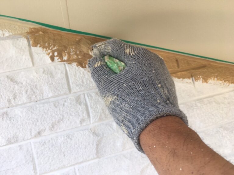 伊賀市 外壁塗装 中塗り 取り合い部を刷毛で丁寧に塗る ナノウォール20遮熱＋