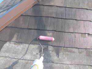 伊賀市　密着を高めるシーラーでスレート屋根の下塗り塗装