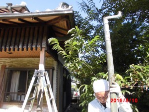 三重県名張市　銅製の雨樋に落ち葉が詰まり一部交換工事