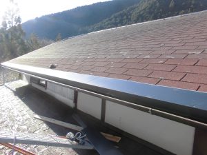 奈良県吉野郡東吉野村　屋根カバー工法（重ね張り）の軒先にガルバリウム鋼板屋根材を張る2