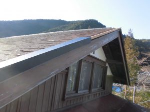 奈良県吉野郡東吉野村　屋根カバー工法（重ね張り）のケラバにガルバリウム鋼板屋根材を張る2
