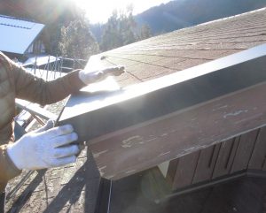 奈良県吉野郡東吉野村　屋根カバー工法（重ね張り）のケラバにガルバリウム鋼板屋根材を張る1