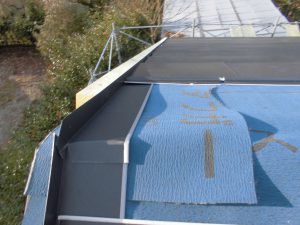 奈良県吉野郡　屋根カバー工法工事　ガルバリウム鋼板を張る5