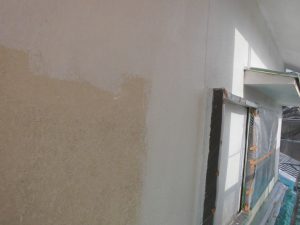 宇陀市　モルタル外壁に下塗り材の水性ソフトサーフを塗る2