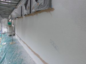 香芝市　外壁との密着を高めてひび割れを抑える下塗り塗装