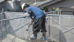 奈良県宇陀市　長持ちさせるセメント屋根瓦の塗装の洗浄