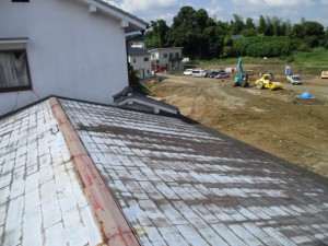 【屋根工事・屋根リフォーム・雨樋交換】桜井市N様邸　屋根葺き替え工事が始まりました。既存の屋根のめくりからです。