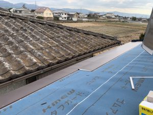 大和郡山市　屋根にガルバリウム鋼板を重ねるカバー工法