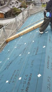 【奈良県橿原市】屋根リフォーム｜雨漏り防止に今のスレート屋根に重ねる前に防水シートを張る