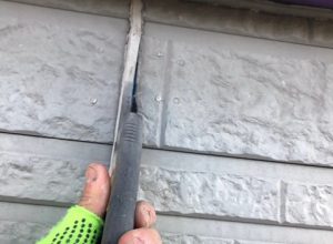 名張市　雨漏り防止に30年持つコーキング材で外壁修理