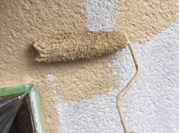 宇陀市 M様邸 モルタル壁 外壁塗装 ローラーで塗る