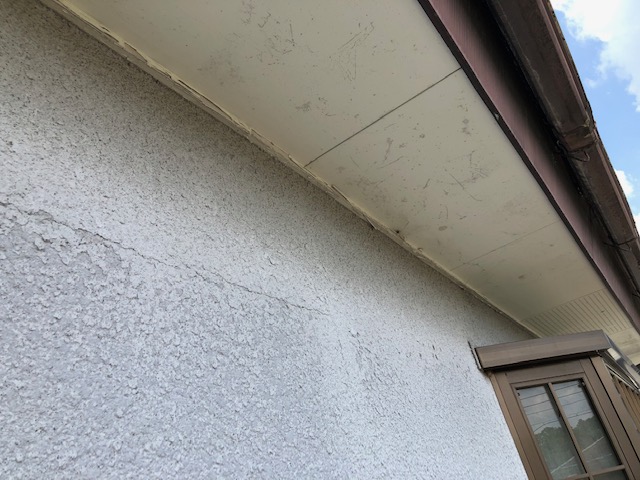 【三重県名張市】外壁塗装｜触るとボロボロと粉状に落ちる外壁にはカチオンシーラーで固めて下地調整 外壁屋根塗装スマイル