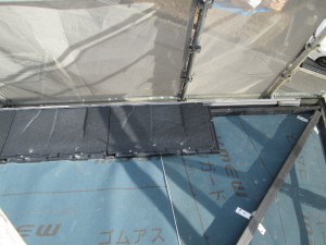 【屋根工事・屋根リフォーム・雨漏り修理】三重県津市T様邸　　屋根の本体（ケミューのルーガ）を取り付けます。