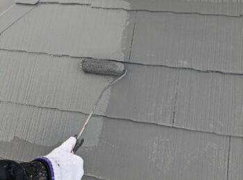 屋根塗装 ローラーでガイナを塗布（上塗り）