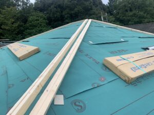 【三重県名張市】屋根リフォーム｜今のスレート屋根にガルバリウム鋼板を重ねるリフォーム