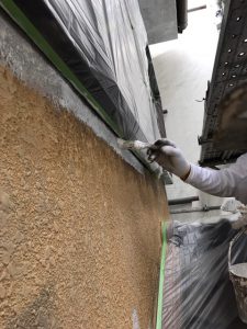 桜井市　小さなひび割れを埋める1回目の下塗り外壁塗装