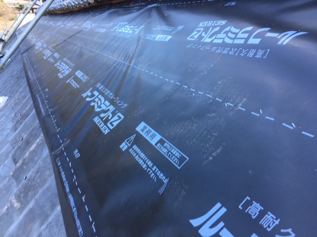 名張市 ガルバリウム屋根下地材に高耐久防水シート張る 外壁屋根塗装スマイル