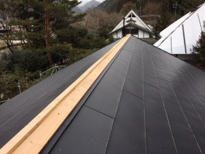 奈良県吉野郡　ガルバリウム屋根の棟板金を被せる工事